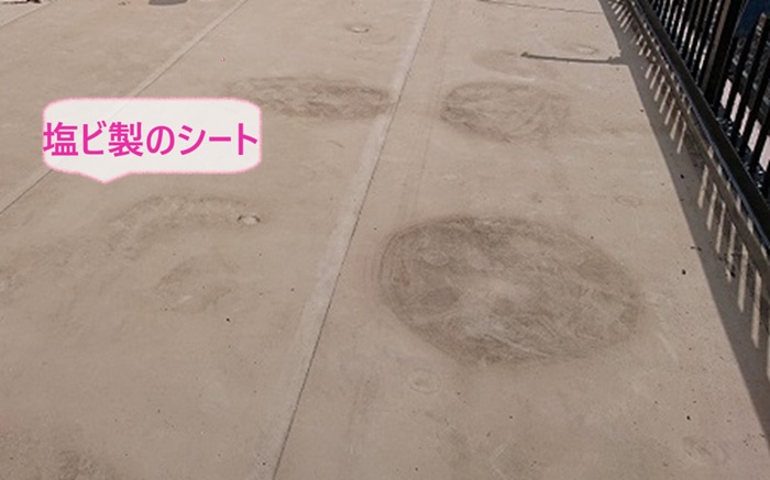 ビル屋上で防水改修を行う既存の塩ビ製のシート防水の様子