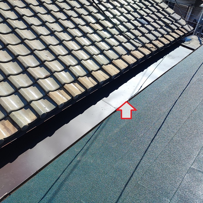 尼崎市で連棟屋根の板金工事を行った後のガルバリウム鋼板の様子
