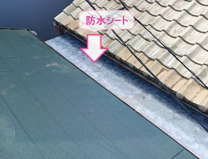 尼崎市の屋根板金修繕で錆びた板金材の上から防水シートを貼っている様子
