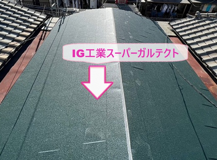 連棟住宅の瓦屋根リフォームでIG工業スーパーガルテクトを葺いている様子