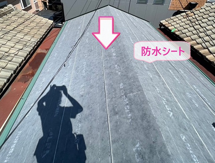 連棟住宅の瓦屋根リフォームで防水シートを貼っている様子