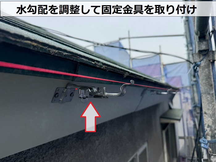 芦屋市でパナソニック製の雨樋ＰＣ５０を使用して軒樋交換で固定金具取り付け
