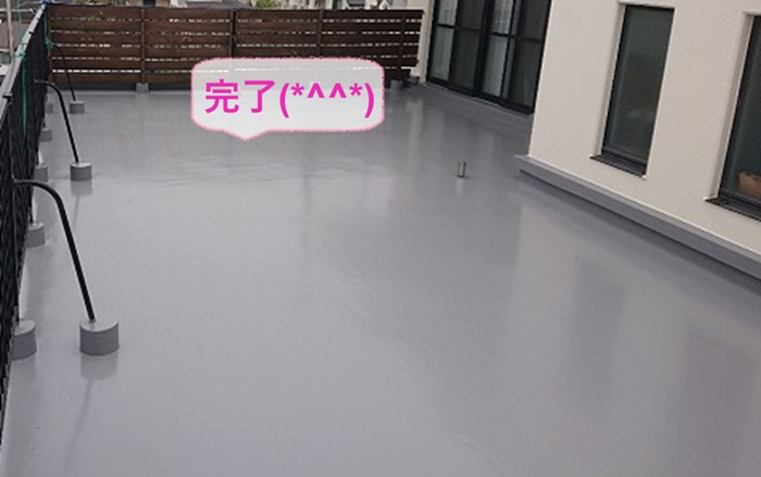 芦屋市のベランダ床で田島オルタックエースを用いたウレタン防水密着工法が完了した現場の様子