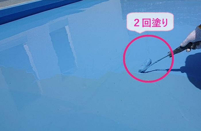 ベランダ床へのウレタン防水密着工法で田島オルタックエースを２回塗りしている様子