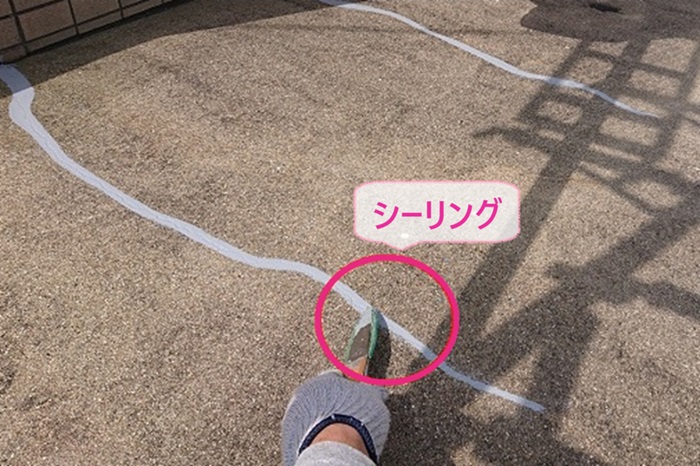 ウレタン防水密着工法でベランダ床のひび割れをシーリングで補修している様子