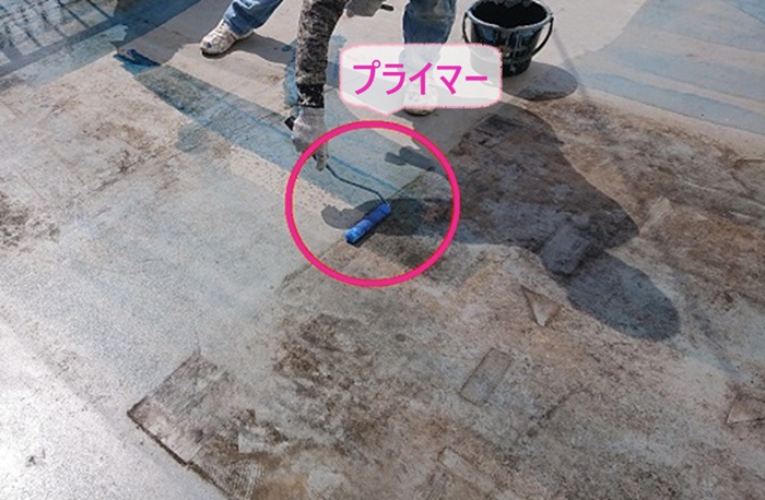 ベランダ床へのウレタン防水密着工法でプライマーを塗っている様子
