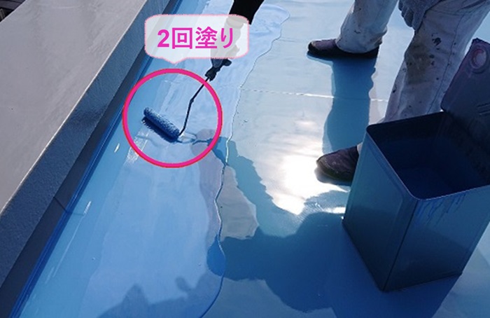 陸屋根シート防水の改修工事でウレタン防水を２回塗りしている様子