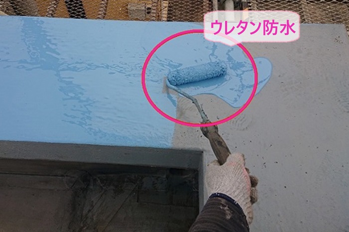 陸屋根のシート防水の改修工事でウレタン防水を塗っている様子