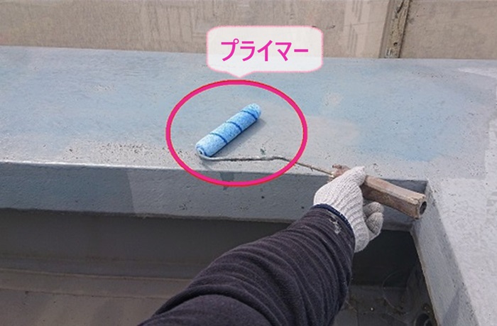 陸屋根シート防水の改修工事でプライマーを塗っている様子