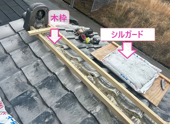 戸建て棟門の棟瓦補修工事で木枠を設置している様子