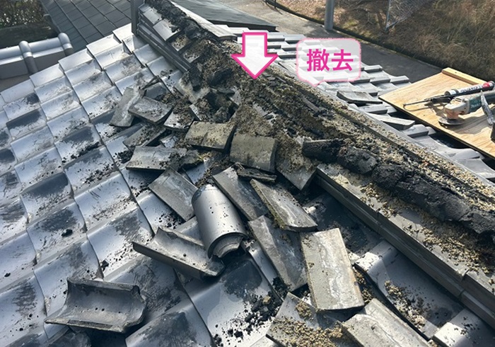 戸建て棟門の棟瓦補修工事で既存の棟瓦を撤去している様子