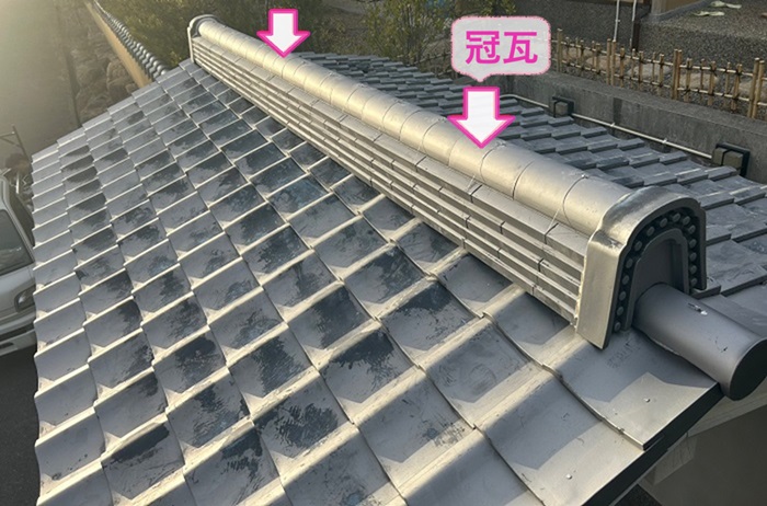 戸建て棟門の棟瓦補修工事で冠瓦を取り付けている様子