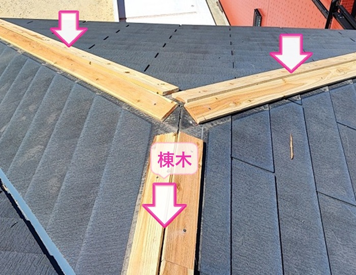 芦屋市の破損したカラーベスト屋根の補修で新しい棟木を取り付けている様子