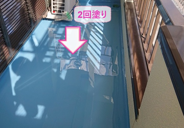 バルコニー防水工事で田島オルタックエースを２回塗りしている様子