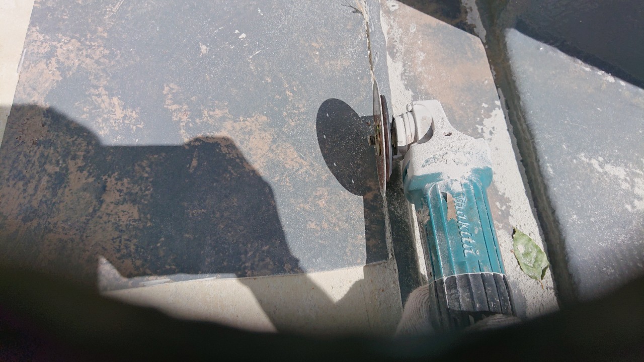 淡路市でのベランダ防水工事でグラインダーを使用してケレンしている様子