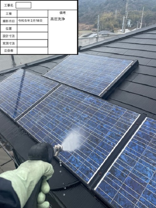 太陽光パネル付きの屋根を洗浄している様子