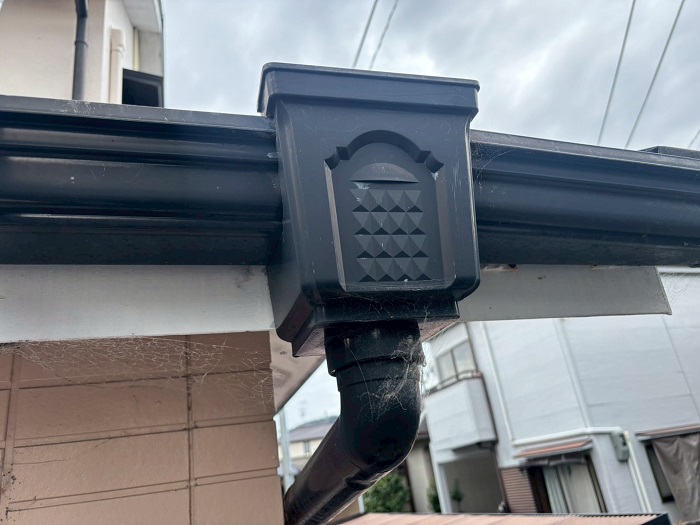 三田市で塩ビ鋼板雨樋へ交換する前の様子