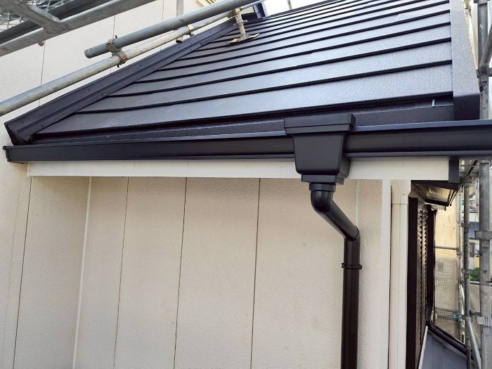 三田市で塩ビ鋼板雨樋へ交換した後の様子