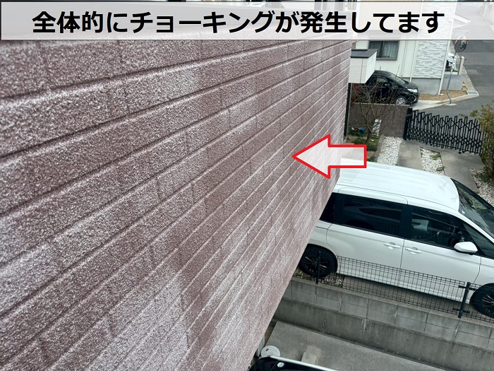 外壁にチョーキングが発生している様子