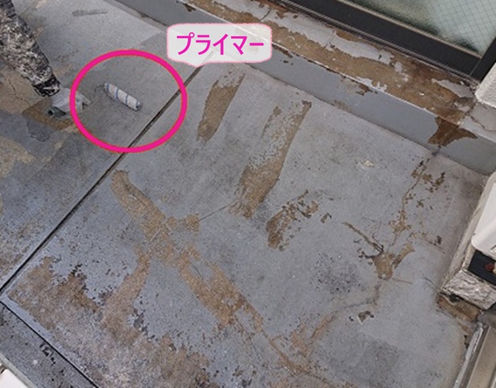 集合住宅のバルコニー防水工事でプライマーを塗っている様子