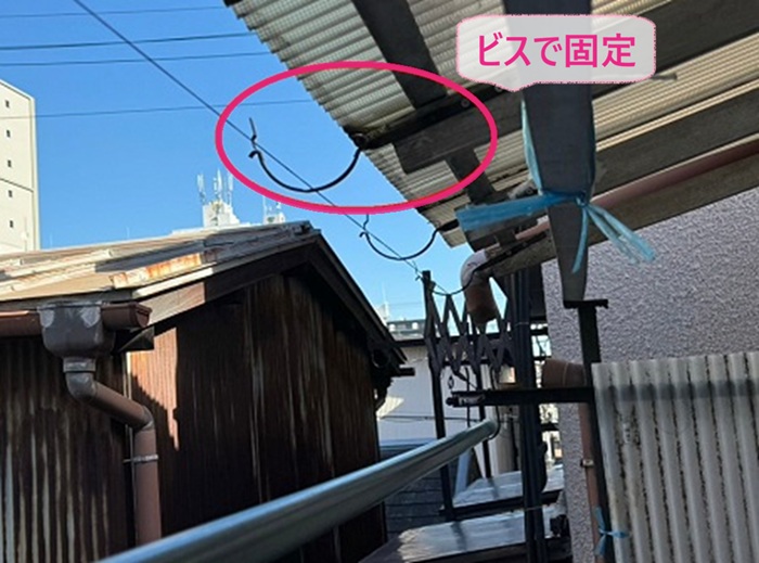 バルコニー屋根の樋改修で既存の雨樋と固定金具を撤去して新しい固定金具を取り付けている様子