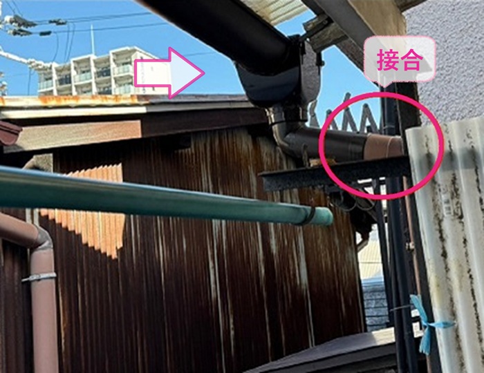 バルコニー屋根の樋改修で竪樋と集水器を接合している様子