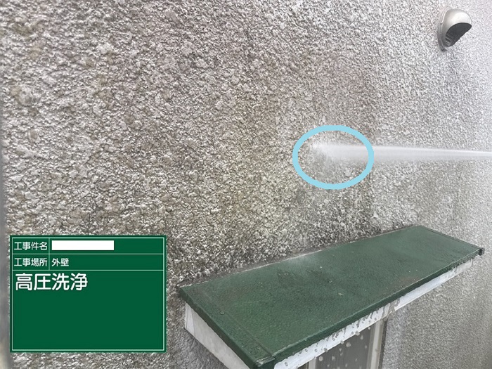 芦屋市で雨戸や笠木、庇屋根などの部分的な塗り替えを行う現場で高圧洗浄