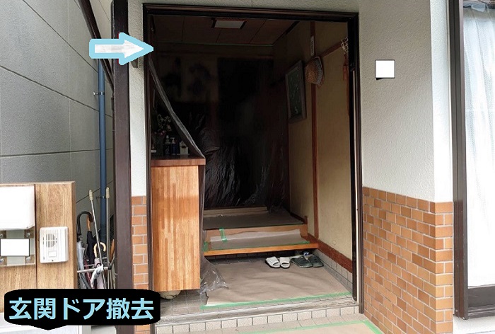 明石市で玄関ドアカバー工法を行う現場でドア撤去