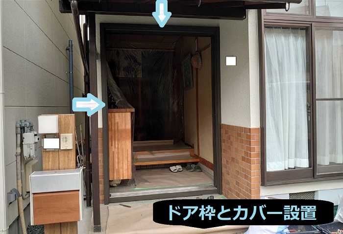 明石市で玄関ドアカバー工法を行う現場でドア枠取付