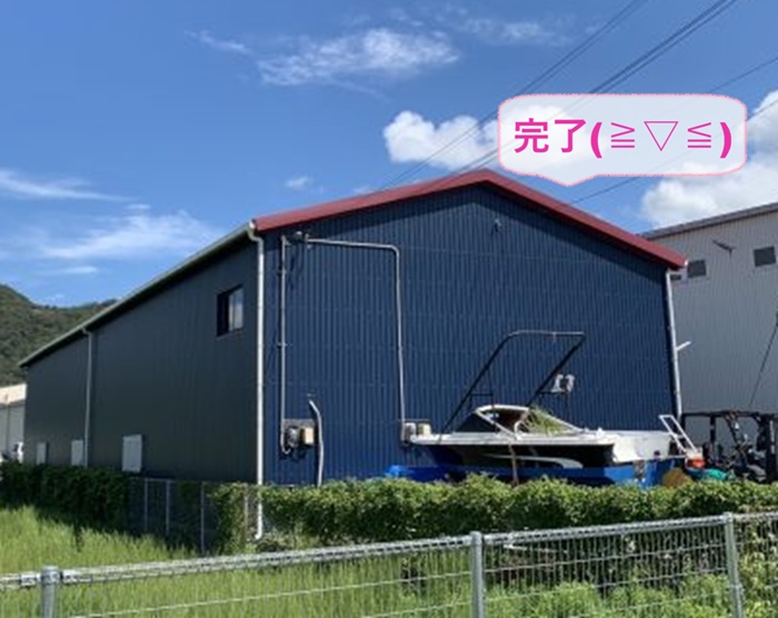 西脇市の工場外壁リフォームで長寿命の金属サイディングの施工が完了した現場の様子