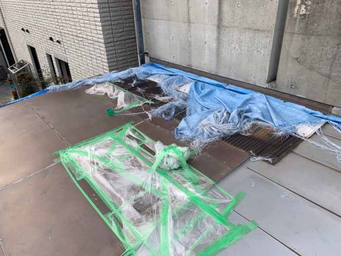 明石市で数年前の雨漏りを解決するためトタン屋根にカバー工法しました