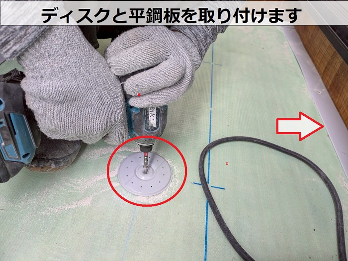 神戸市北区でハウスメーカー戸建てのバルコニーへ塩ビシート防水機械固定工法を行う現場で下地作業