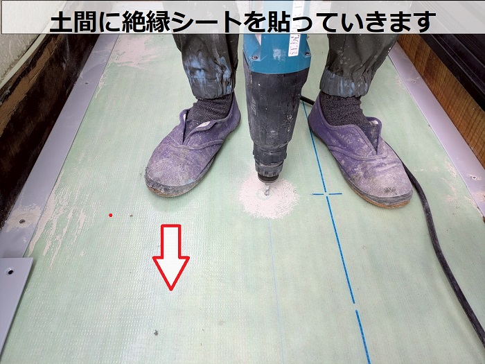 神戸市北区でハウスメーカー戸建てのバルコニーへ塩ビシート防水機械固定工法を行う現場で絶縁シート敷設