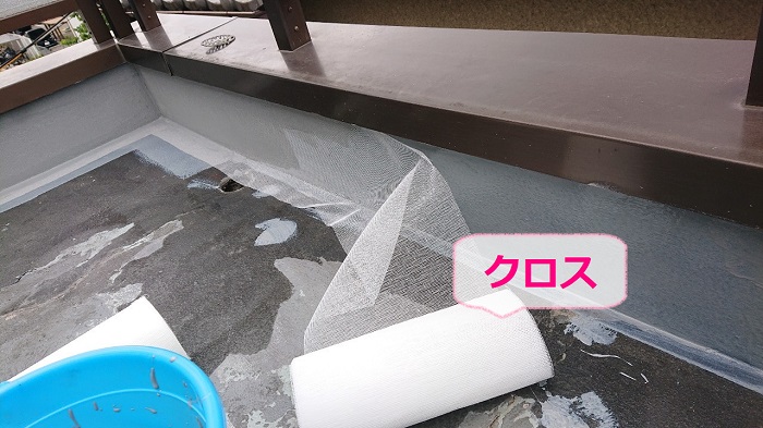 神戸市垂水区でのウレタン防水通気緩衝工法でクロス貼り
