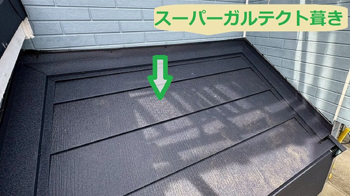 神戸市長田区でガラス屋根の雨漏り修理として板金工事を行う現場でスーパーガルテクト葺き