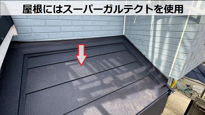 神戸市長田区で1階トップライトの雨漏り修理としてガルバリウム鋼板をカバーする現場でスーパーガルテクト葺き