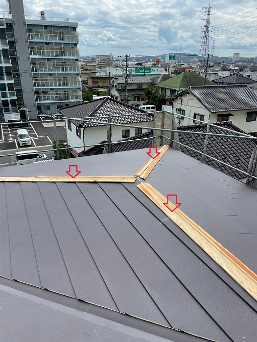 スレート屋根への断熱工事で棟板金の下地材を取り付け