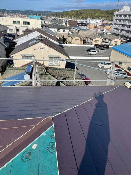 神戸市東灘区でスレート屋根の上からIG工業スーパーガルテクトを葺いている様子