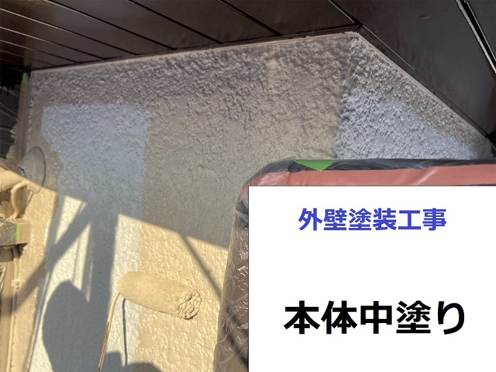 姫路市での外壁塗装工事で中塗りしている様子