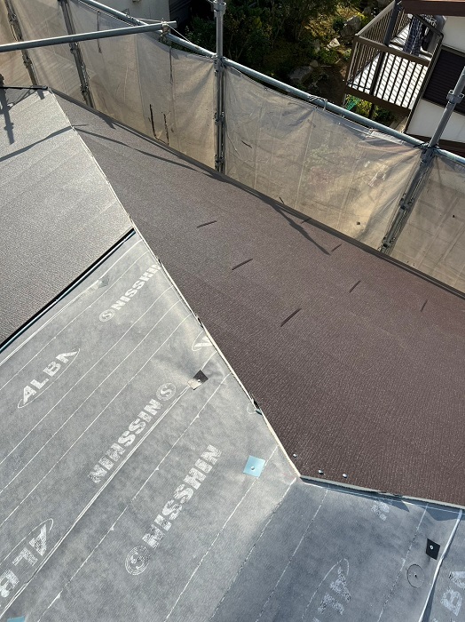 姫路市での屋根カバー工法でIG工業スーパーガルテクトを葺いている様子