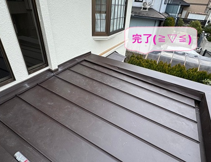 神戸市長田区で玄関庇の雨漏りを縦葺き屋根材で改修が完了した現場の様子