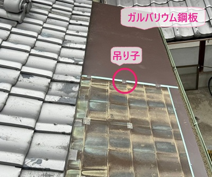 腐食した小庇の修繕でガルバリウム鋼板を貼って吊り子で固定している様子