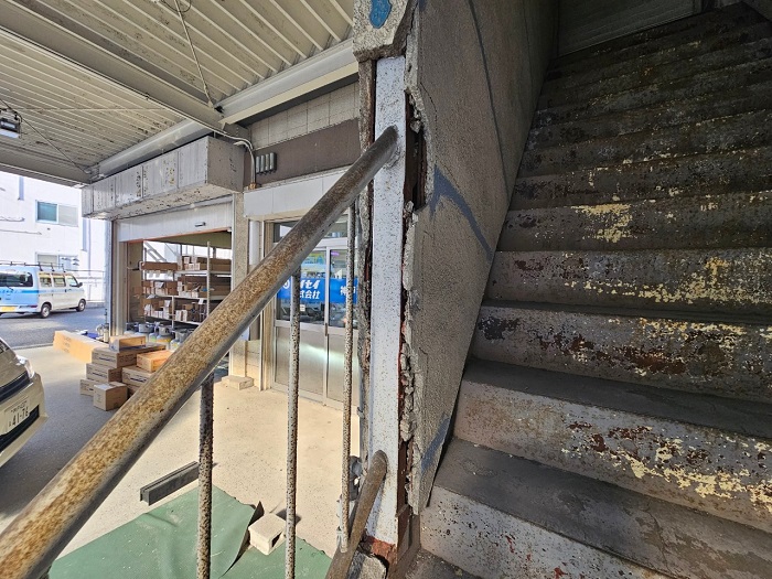 補修する前の工場の外壁
