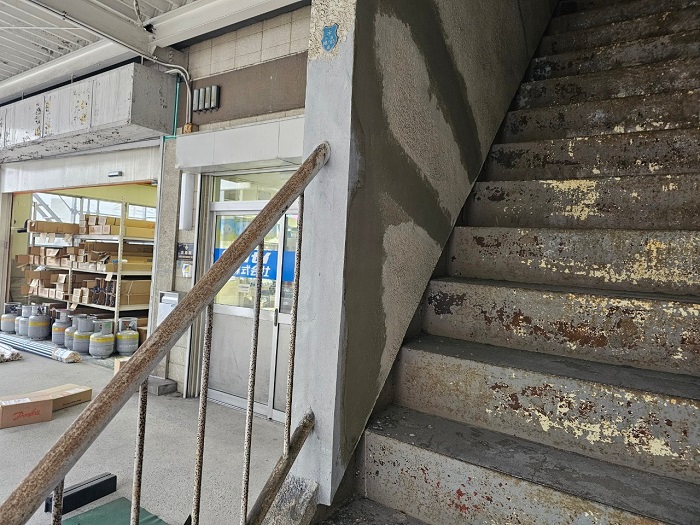 モルタル補修した工場の外壁