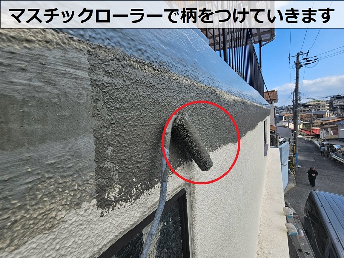 神戸市長田区でガレージ外壁のクラック修理としてUカット補修で柄をつけている様子
