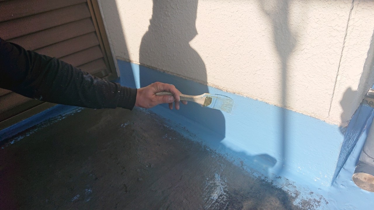 ウレタン防水密着工法で中塗り作業