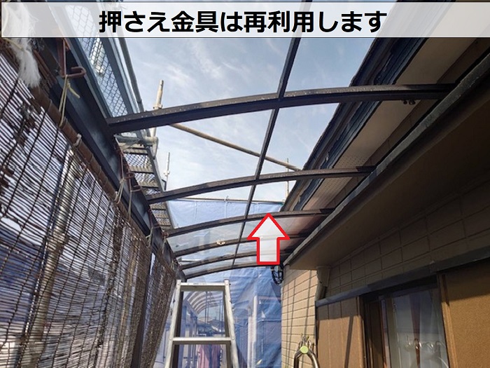 神戸市西区で災害復旧工事となるベランダ屋根の貼り替えでアクリル屋根撤去