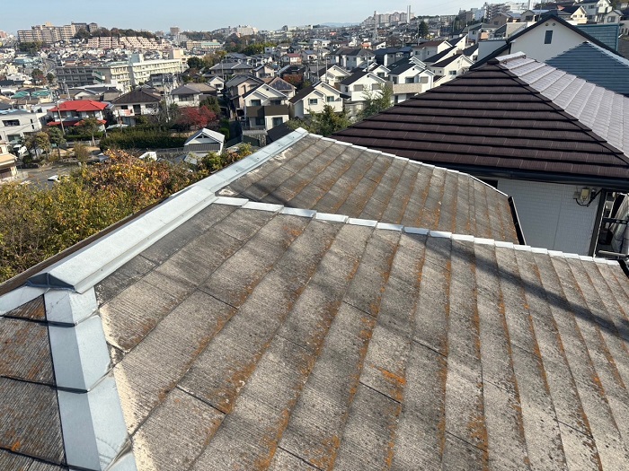 明石市で改質アスファルトルーフィングを使用して屋根カバー工事を行う前の様子