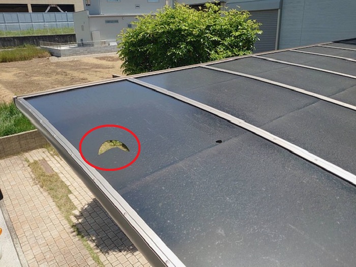 加古郡播磨町でカーポート屋根のアクリル板が割れている様子