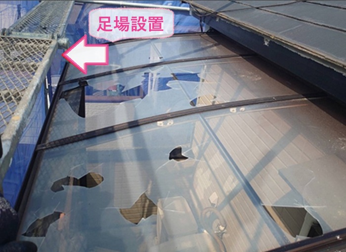 ベランダ屋根交換で雨樋も取り替えるので仮設足場を設置している様子